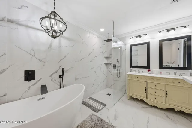 $389,000 | 705 South Beau Pre Road, Lafayette, LA 70508