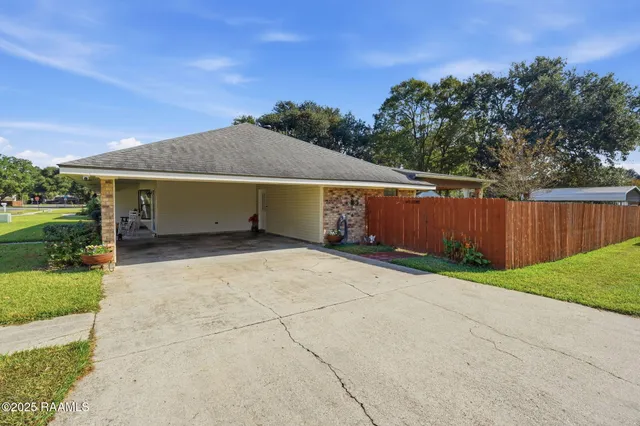 $389,000 | 705 South Beau Pre Road, Lafayette, LA 70508