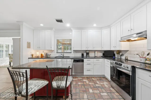 $389,000 | 705 South Beau Pre Road, Lafayette, LA 70508