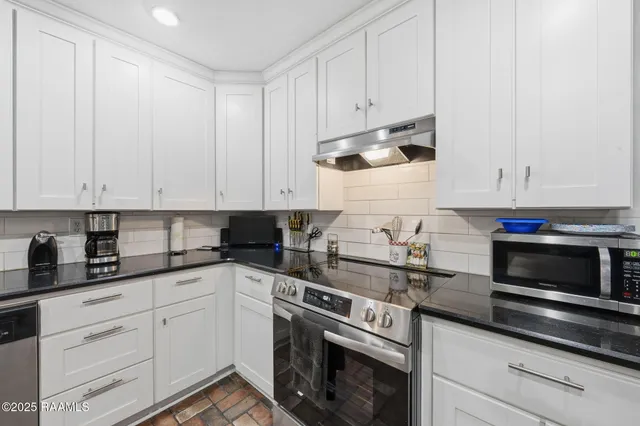 $389,000 | 705 South Beau Pre Road, Lafayette, LA 70508