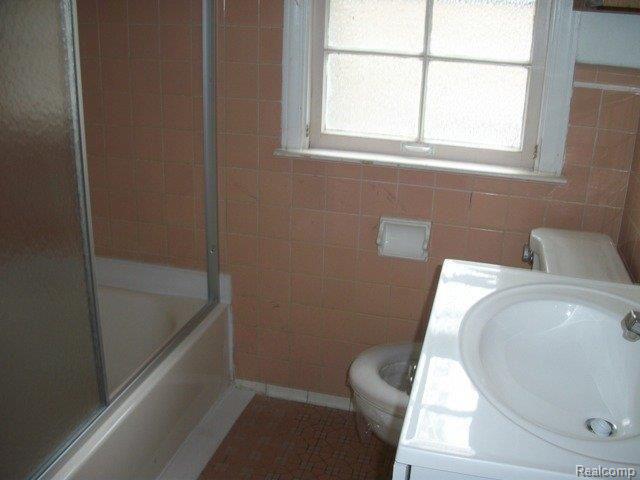 11157 Roxbury Street Detroit, MI 48224 - Photo 12 of 22 261-907283 Bathroom (2).JPG