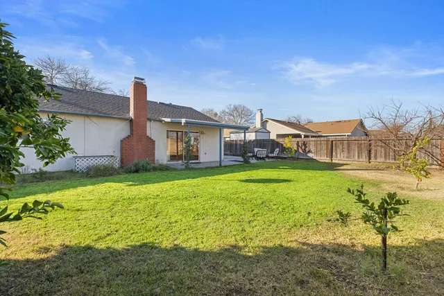 a view of a yard in front of a house