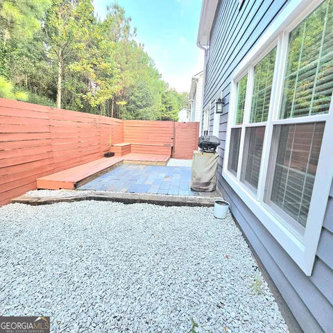 a view of a backyard