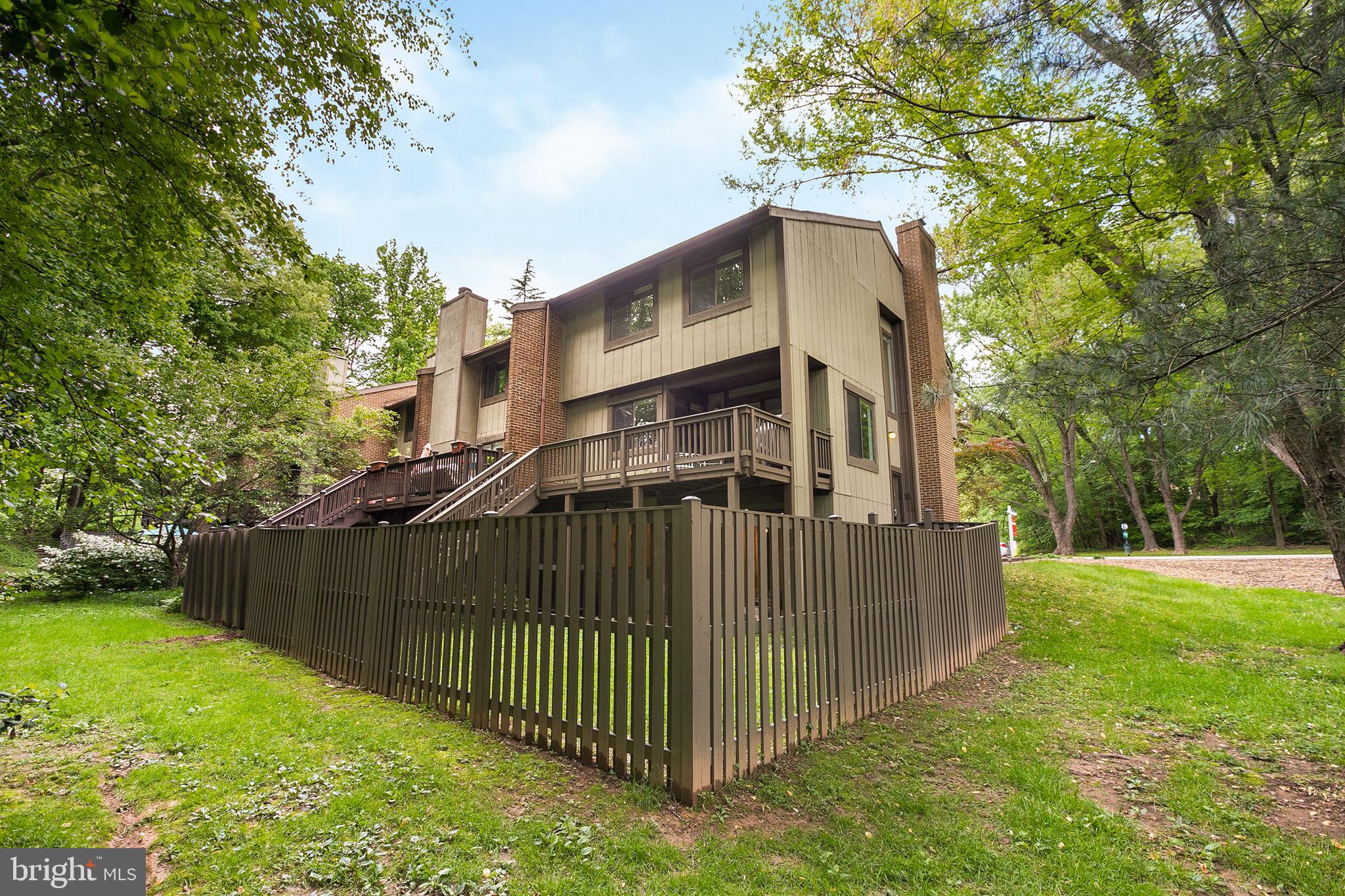 2040 Winged Foot Court Reston, VA 20191 - Photo 3 of 41 Gallery Image 3