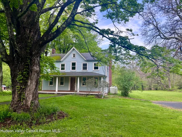 a view of house with a yard