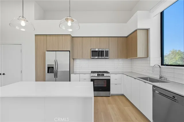 $6,525 | 12078 Guerin Street, Unit 307, Studio City, CA 91604