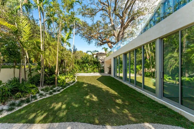 a view of yard with green space