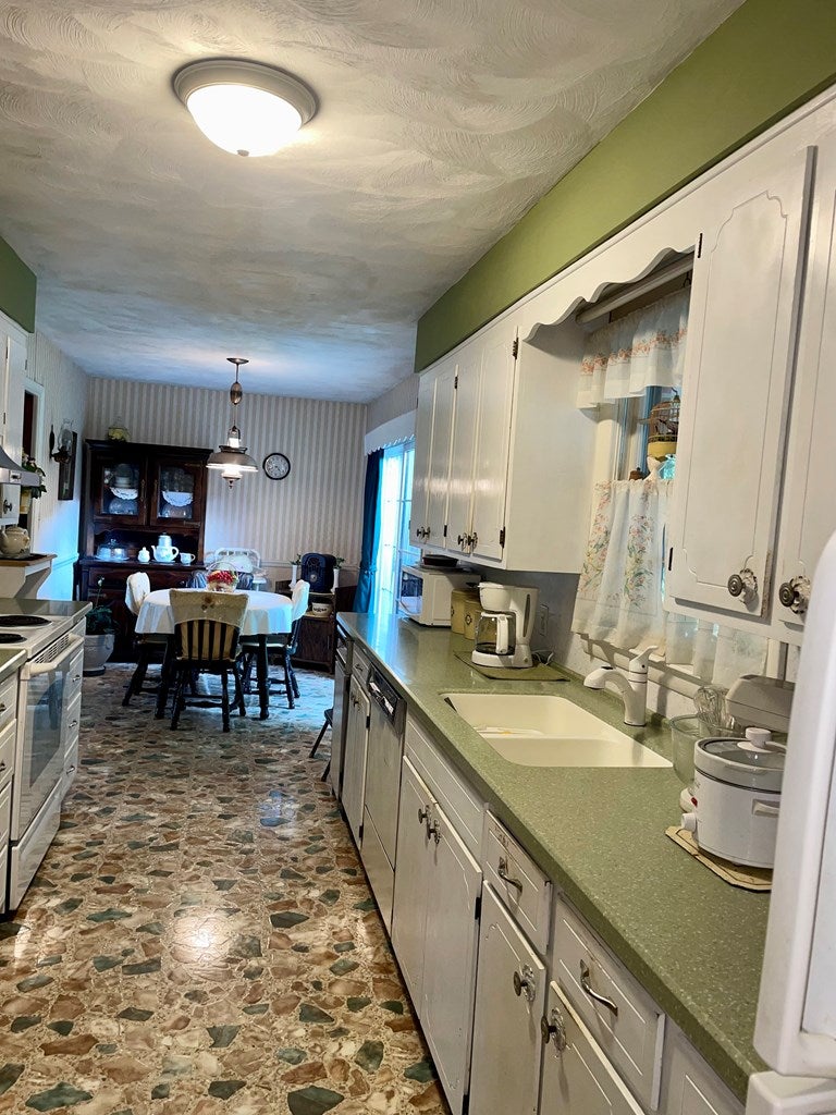427 Cliffview Road Galax, VA 24333 - Photo 17 of 33 Gallery Image 17