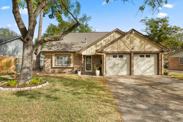 a view of a house with backyard and a garden