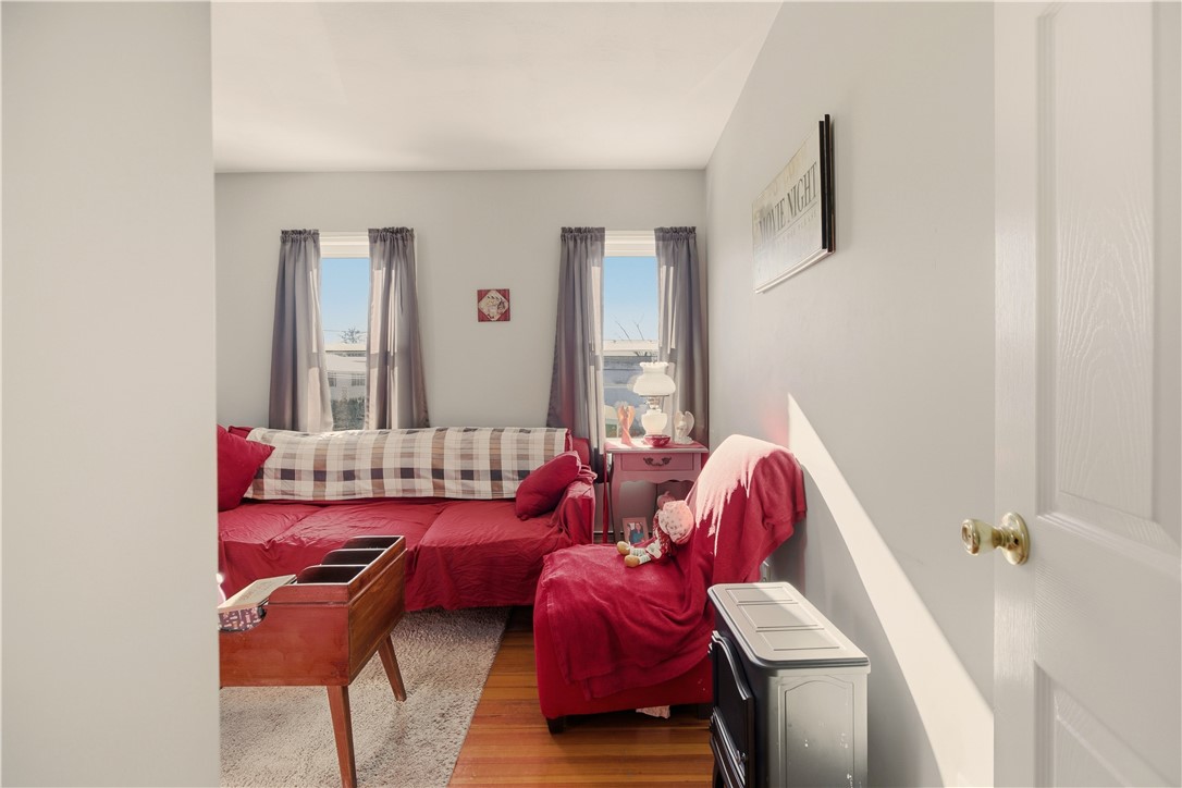 293 State Street Bristol, RI 02809 - Photo 34 of 48 2nd floor living room