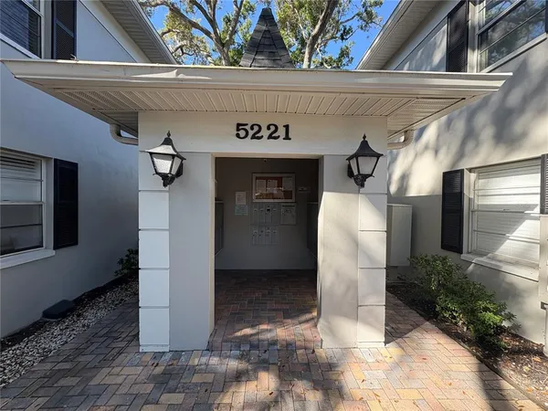 $1,300 | 5221 Bayshore Boulevard, Unit 59, Tampa, FL 33611