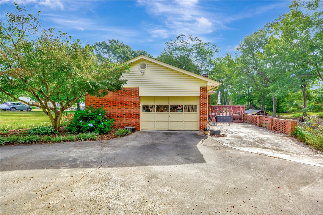 416 Van Martin Road Anderson, SC 29621 - Photo 4 of 38