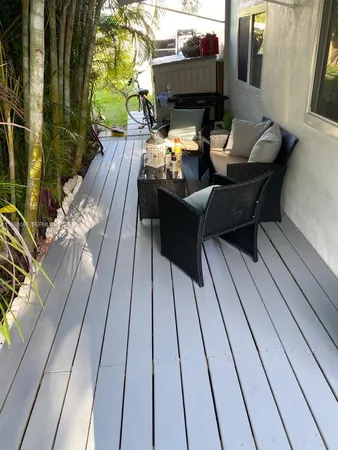 a view of entryway with a yard