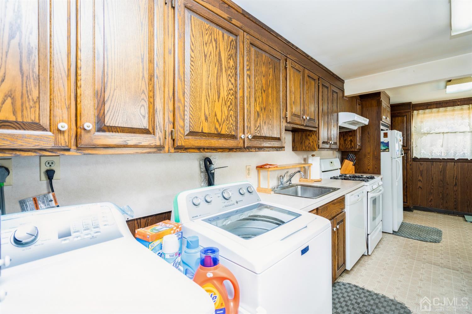 32 Idlewild Road Edison, NJ 08817 - Photo 7 of 14 a utility room with sink dryer and washer