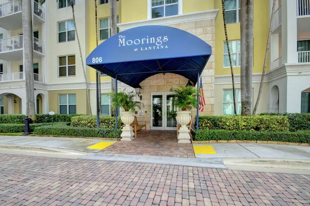 a view of building with yard