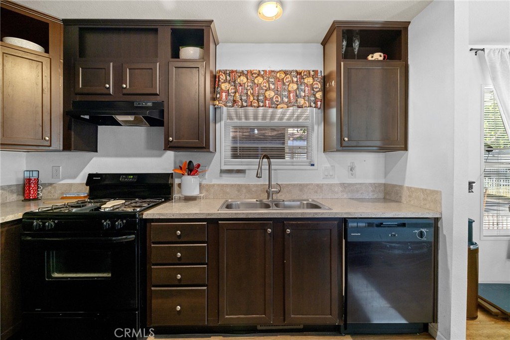 3524 East Avenue R, Unit 121 Palmdale, CA 93550 - Photo 11 of 40 a kitchen with a sink and a stove