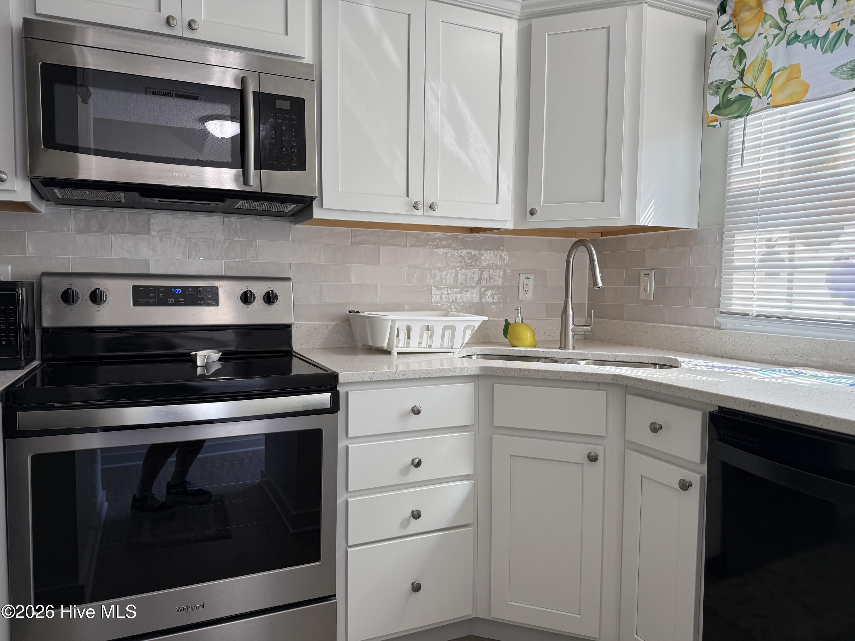 283 Salter Path Road, Unit 115 Pine Knoll Shores, NC 28512 - Photo 3 of 15 Kitchen