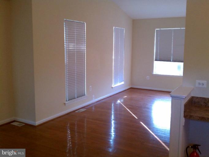 632 Broadneck Road Annapolis, MD 21409 - Photo 5 of 28 Living Room