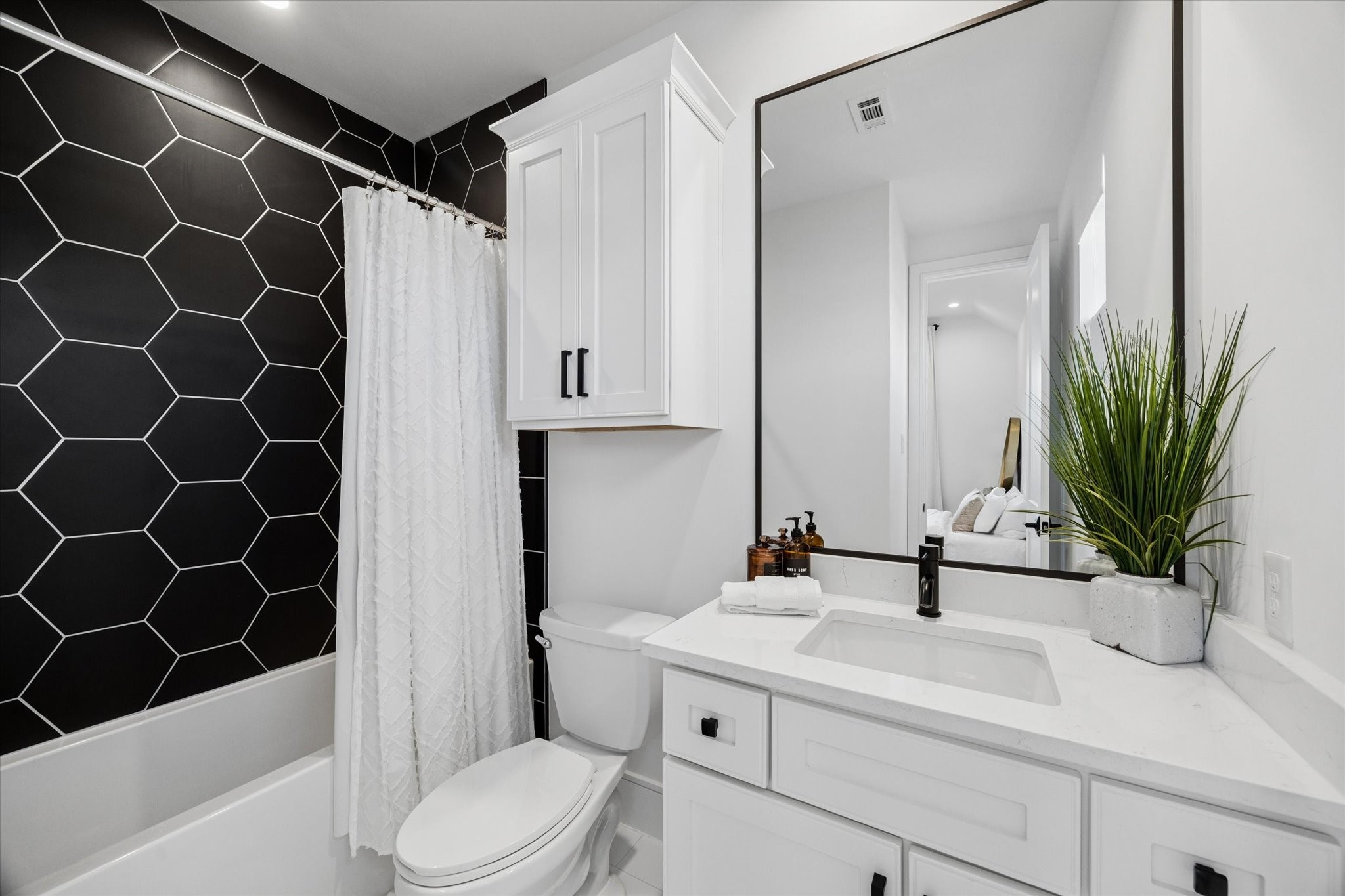 1661 Bingle Road Houston, TX 77055 - Photo 26 of 33 2nd bdrm full bath. hexagon tile, quartz countertops.