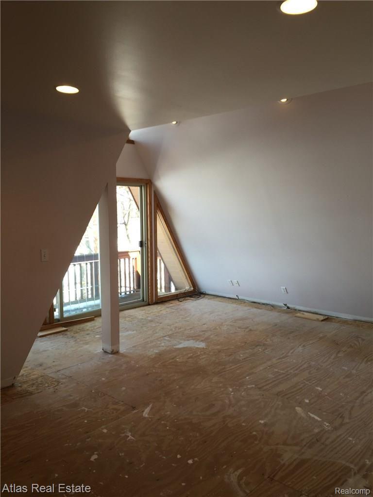 9519 Ridge Road Goodrich, MI 48438 - Photo 17 of 25 Master bedroom with private balcony overlooking lake upper level