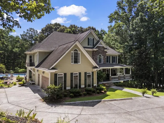 a view of a yard in front of house