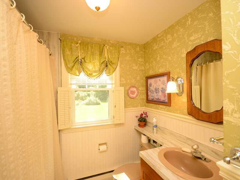 8 Robinson Road Scarborough, ME 04074 - Photo 14 of 34 Bathroom.
