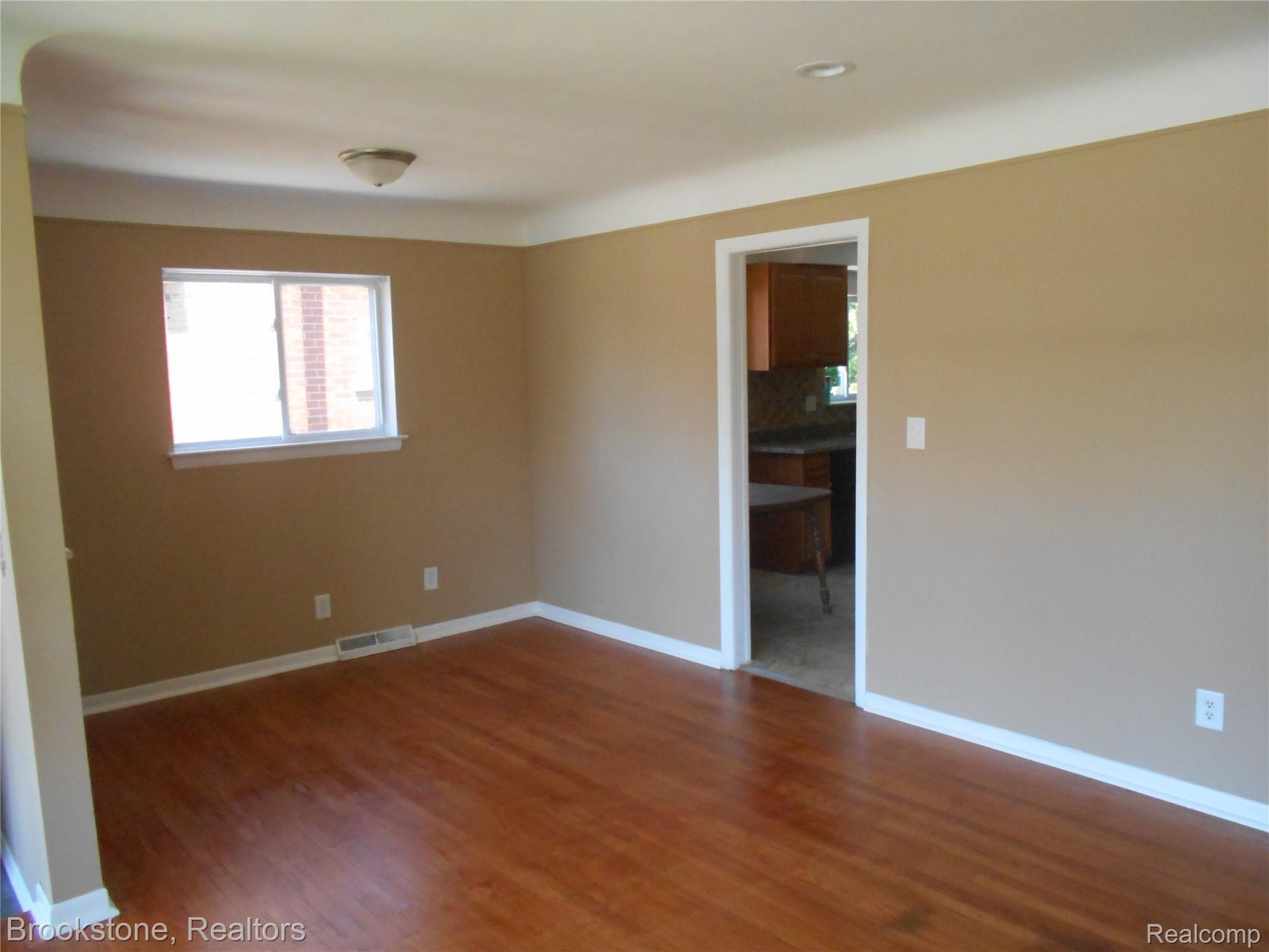 24570 Kelly Road Eastpointe, MI 48021 - Photo 18 of 38 DSCN1698.JPG
