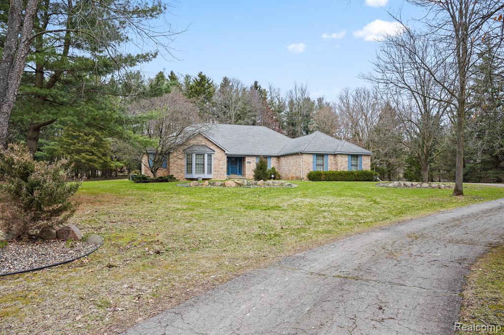 9856 Rattalee Lake Road Clarkston, MI 48348 - Photo 46 of 59