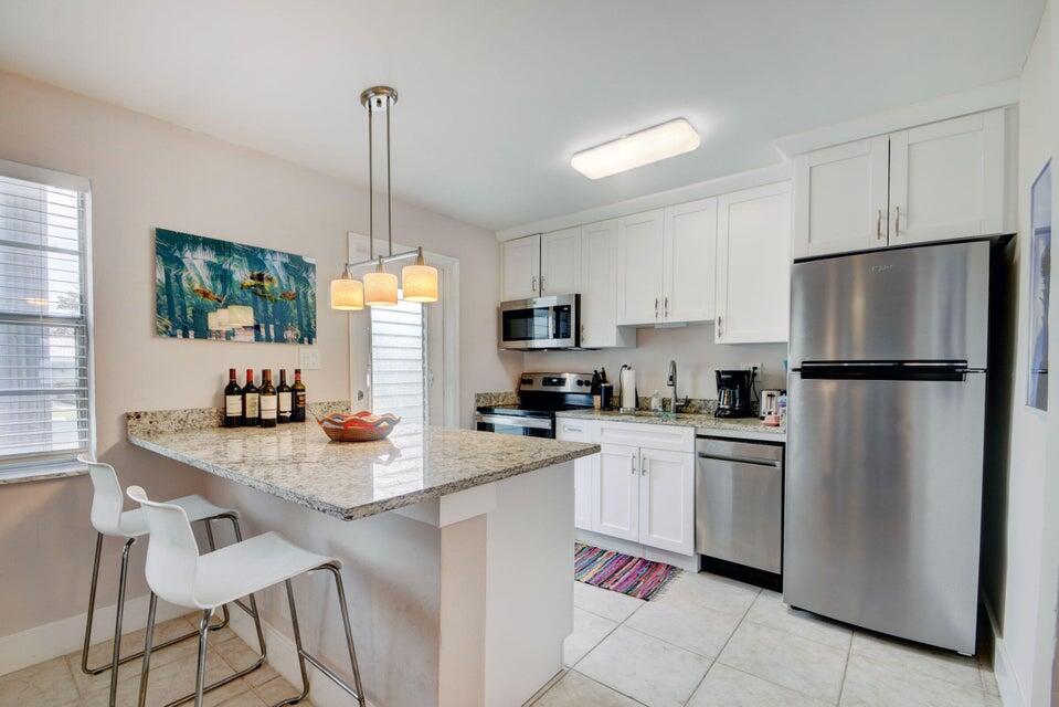 5505 North Ocean Boulevard, Unit 2104 Ocean Ridge, FL 33435 - Photo 5 of 30 Bar and Kitchen