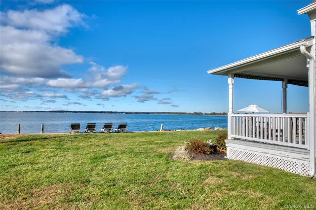 a view of a house with backyard and deck