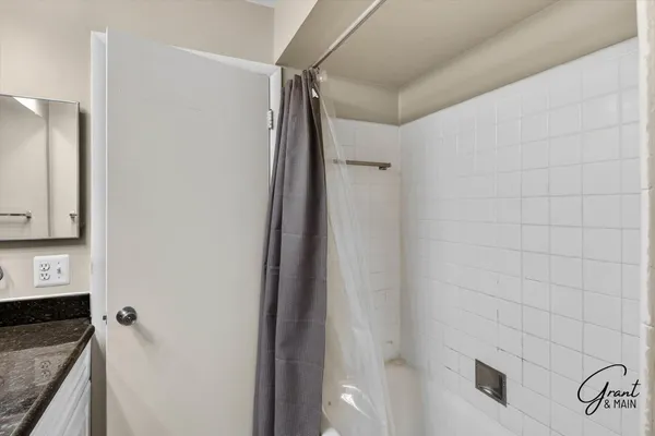 $1,095 | 8180 Crestview Drive, Sterling Heights, MI 48312
