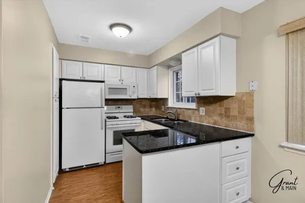 $1,095 | 8180 Crestview Drive, Sterling Heights, MI 48312