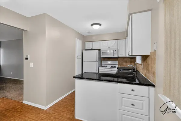 $1,095 | 8180 Crestview Drive, Sterling Heights, MI 48312