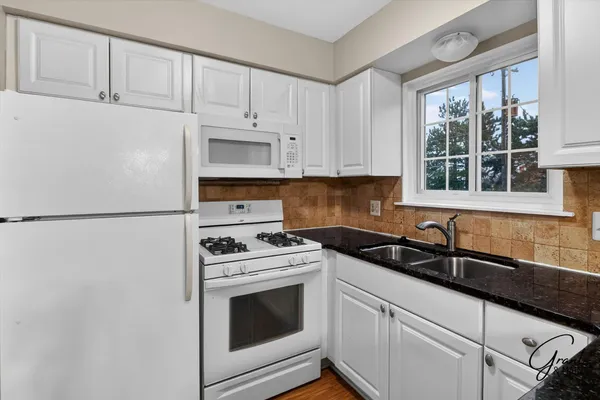 $1,095 | 8180 Crestview Drive, Sterling Heights, MI 48312