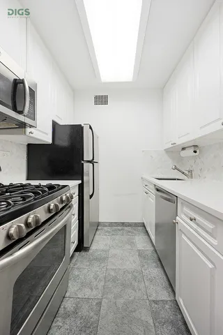 $999,000 | 101 West 12th Street, Unit 12H | West Village