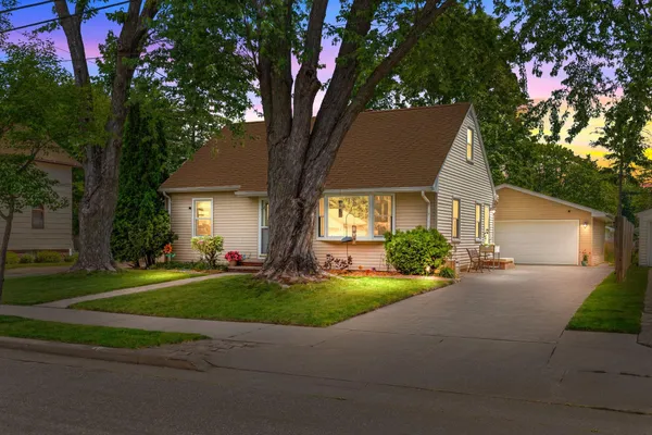 $282,500 | 418 South Weimar Street, Appleton, WI 54915