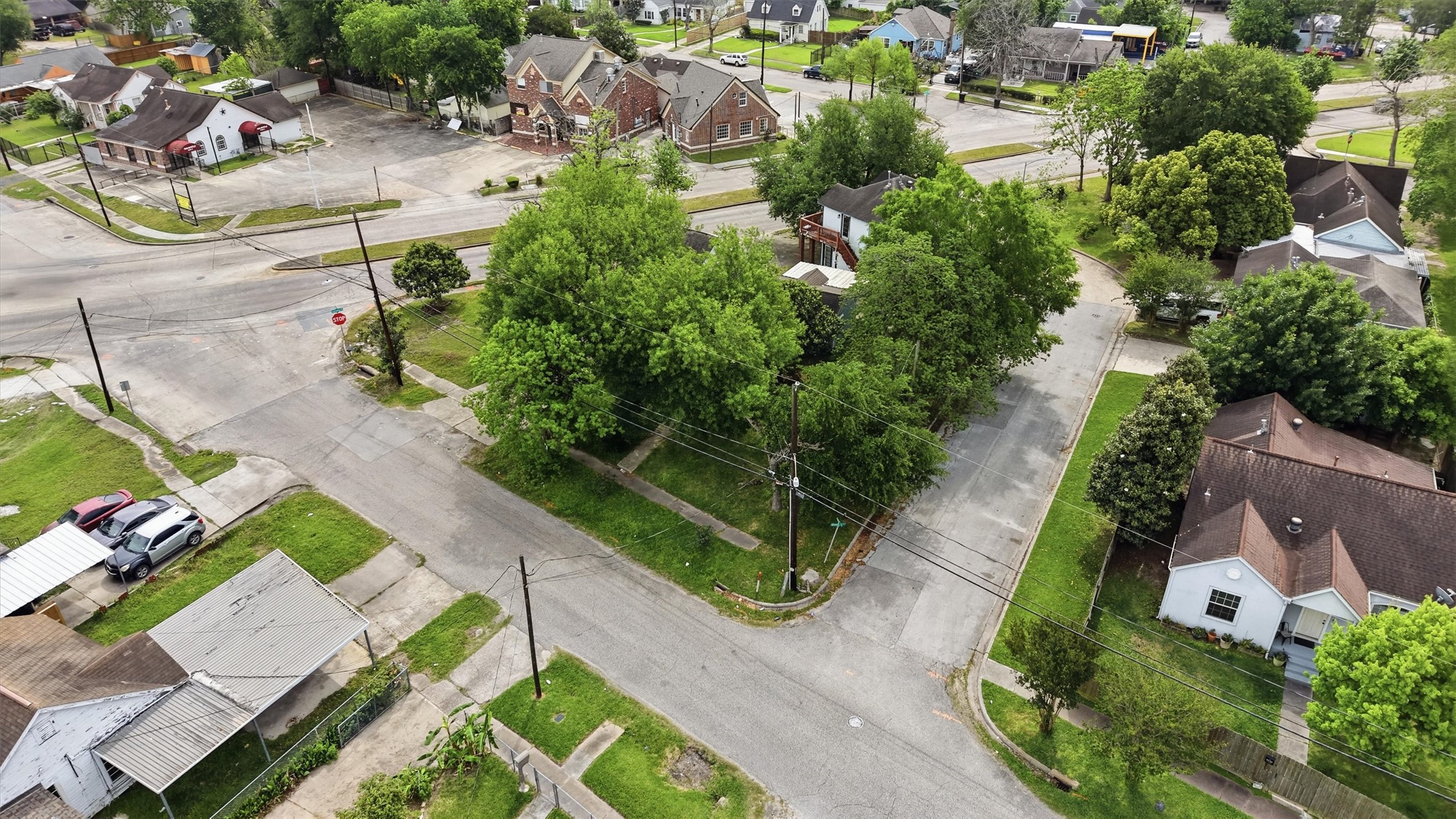 7002 Myrtle Street Houston, TX 77087 - Photo 6 of 14 Unique 'Island' Configuration with No Immediate Neighbors on 3 Sides.
