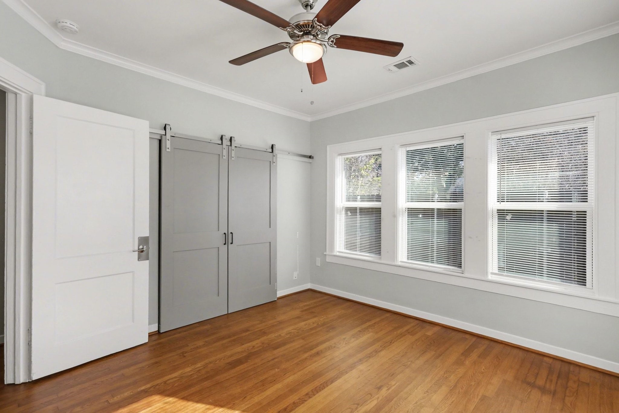 1901 Lexington Street Houston, TX 77098 - Photo 17 of 32 The primary bedroom faces the side and back yards and has been beautifully enhanced by fresh paint, crown molding, and refinished hardwood floors.