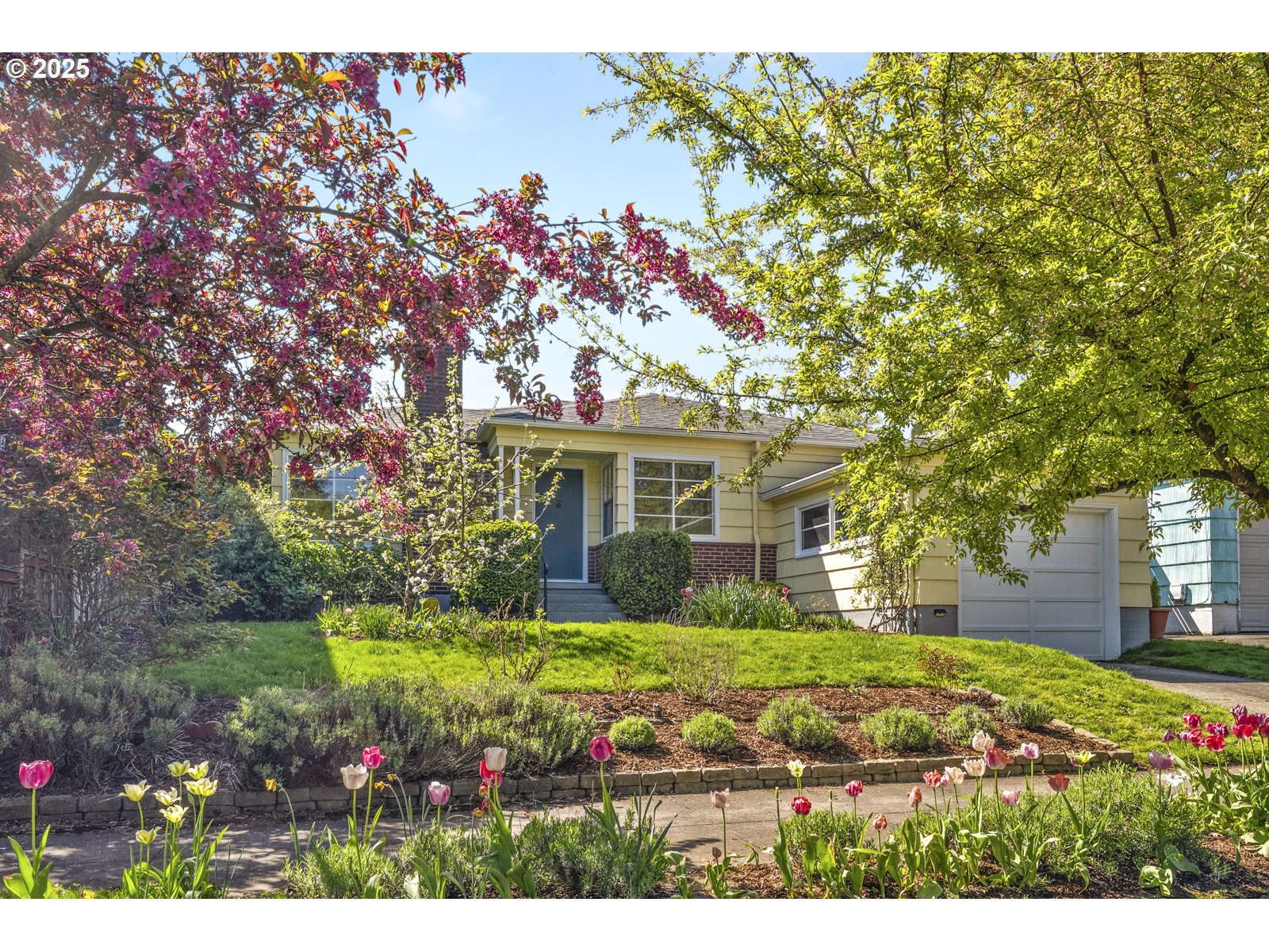 2104 Northeast Rosa Parks Way Portland, OR 97211 - Photo 1 of 33 Gallery Image 1