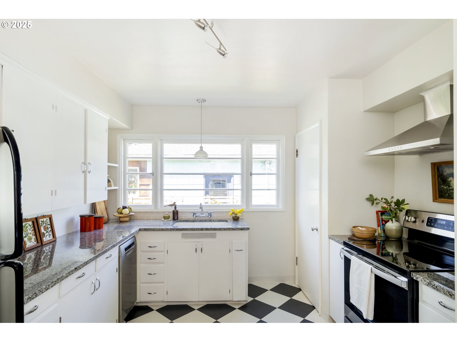 2104 Northeast Rosa Parks Way Portland, OR 97211 - Photo 11 of 33 Gallery Image 11