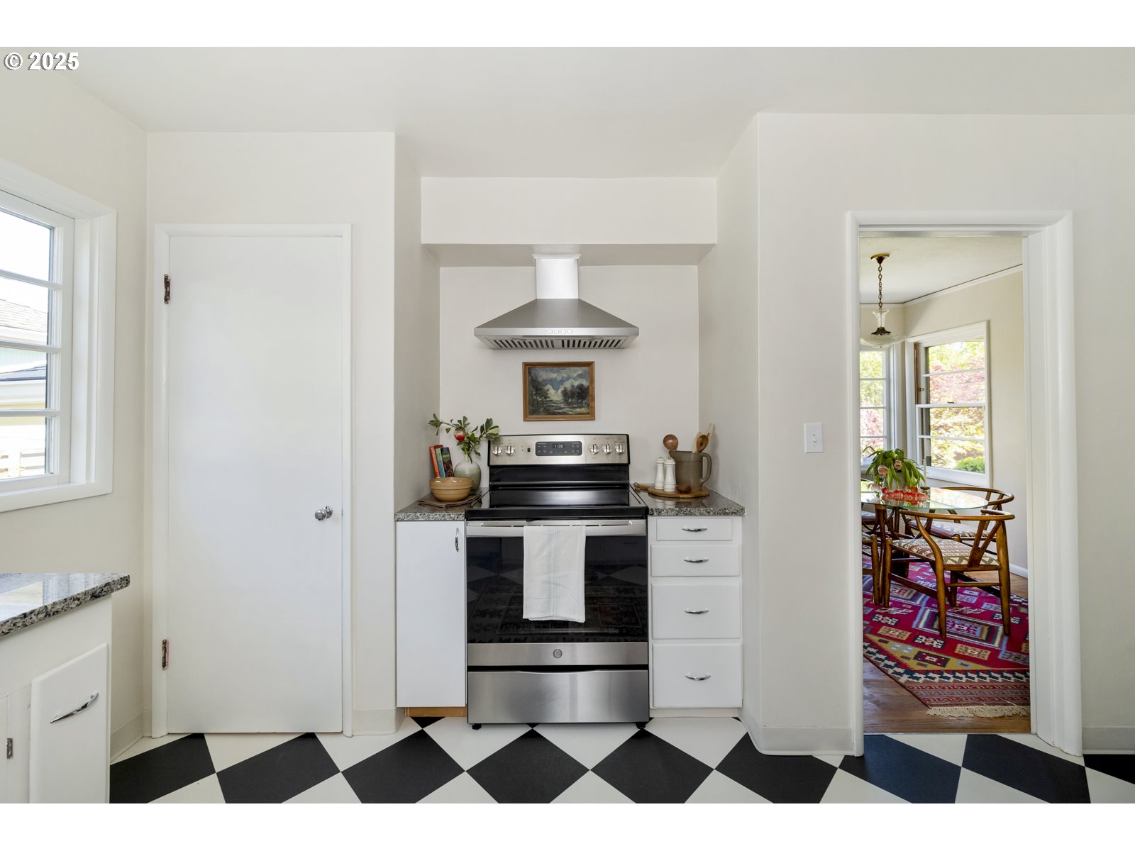 2104 Northeast Rosa Parks Way Portland, OR 97211 - Photo 9 of 33 Gallery Image 9