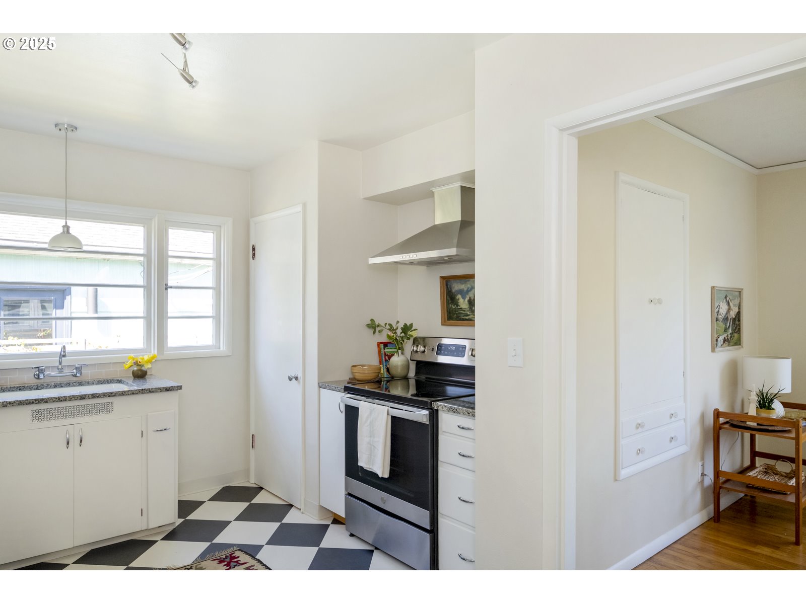 2104 Northeast Rosa Parks Way Portland, OR 97211 - Photo 10 of 33 Gallery Image 10