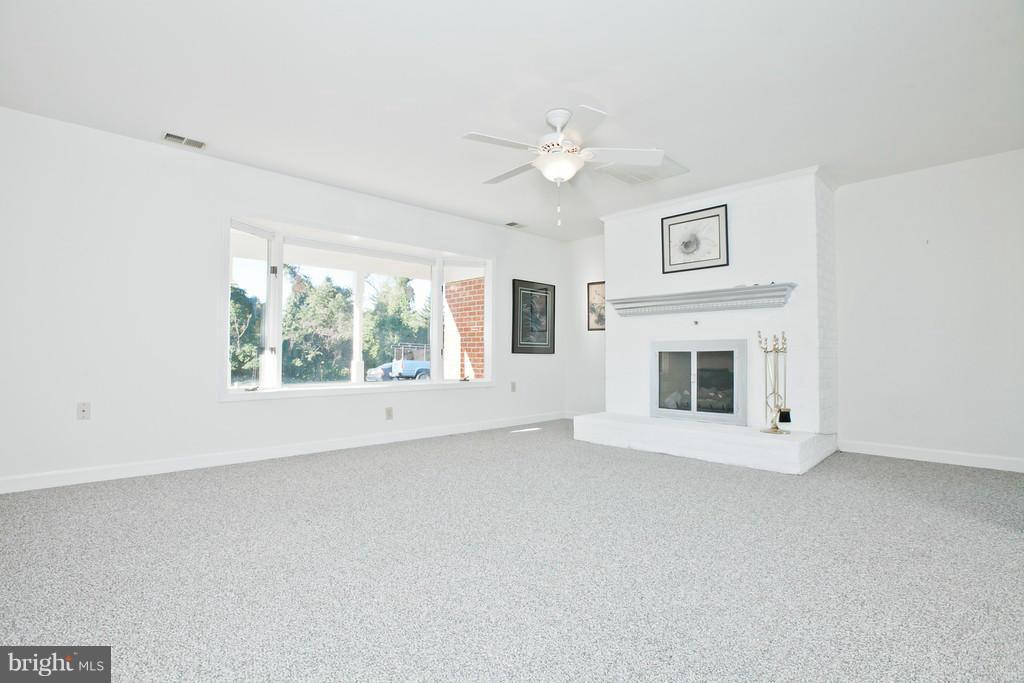 4840 Shookstown Road Middletown, MD 21769 - Photo 12 of 30 18 X 15 light and bright kitchen