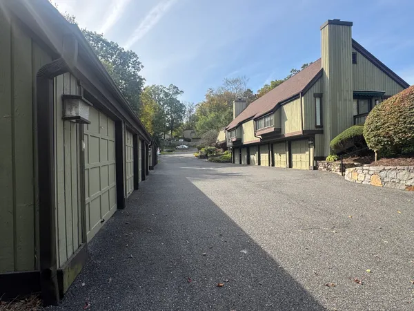 $208,900 | 86 Heritage Village, Unit D, Southbury, CT 06488
