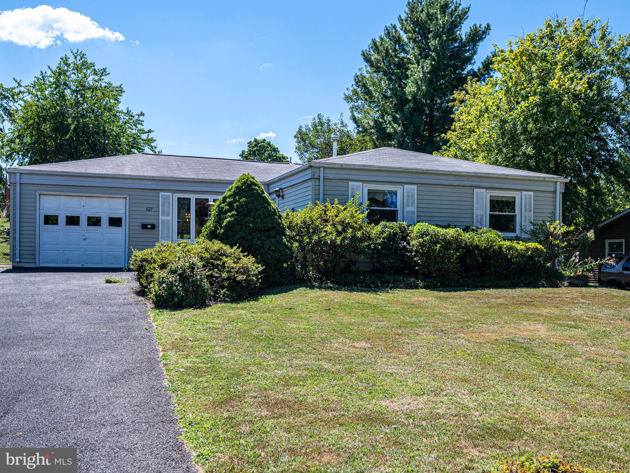 621 West Beech Road Sterling, VA 20164 - Photo 3 of 60 Front of home
