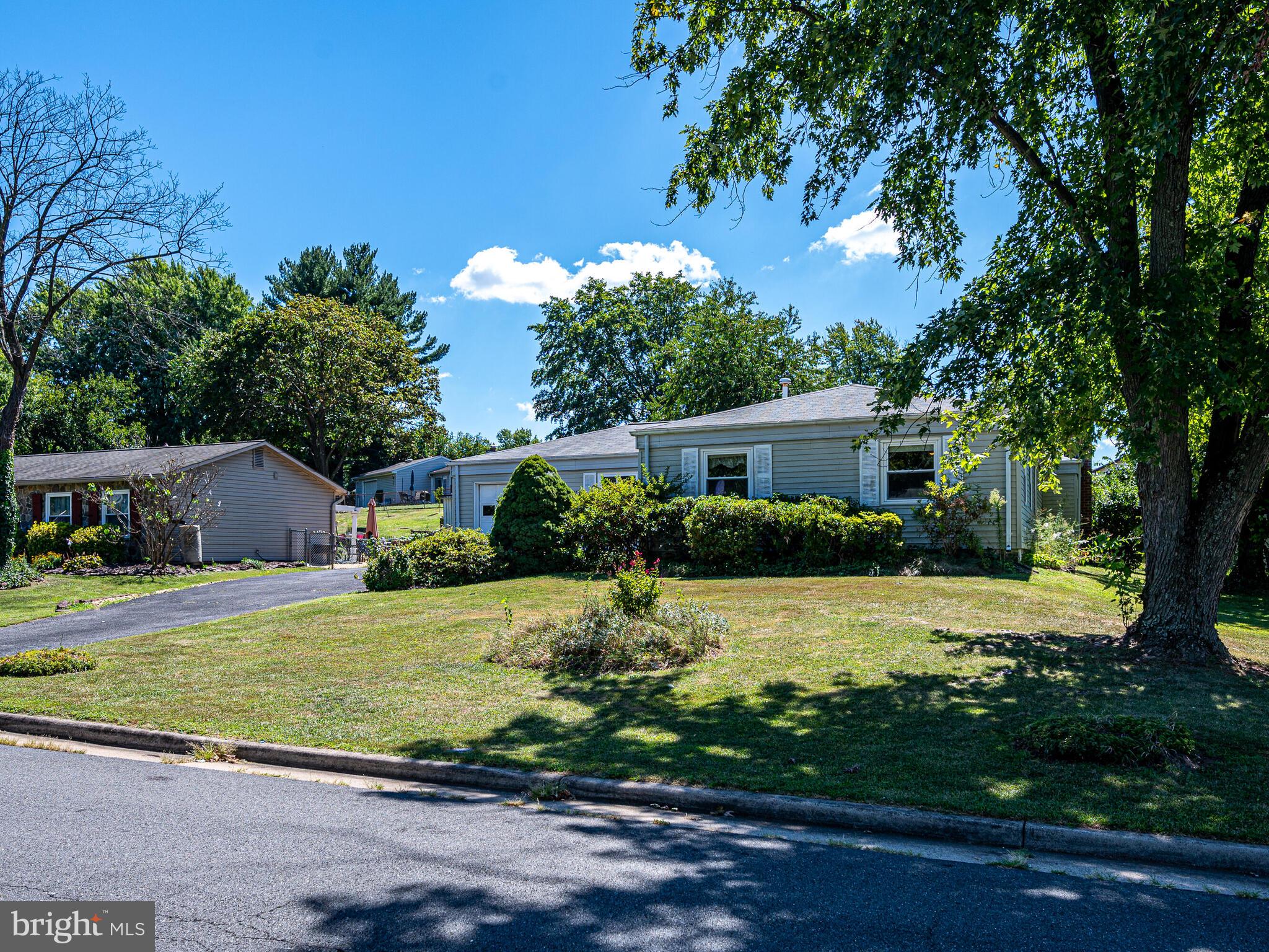 621 West Beech Road Sterling, VA 20164 - Photo 4 of 60 Front of home