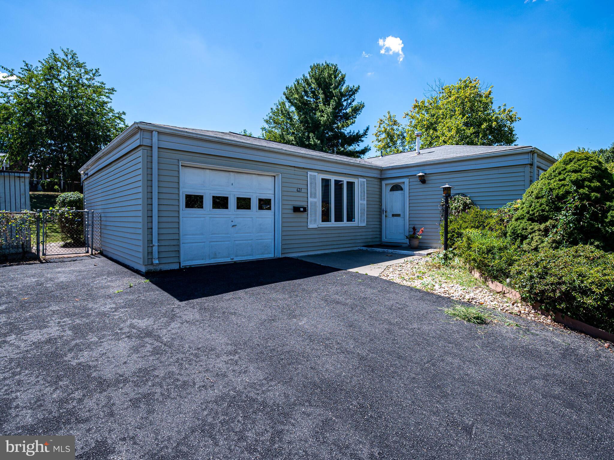 621 West Beech Road Sterling, VA 20164 - Photo 6 of 60 One car garage