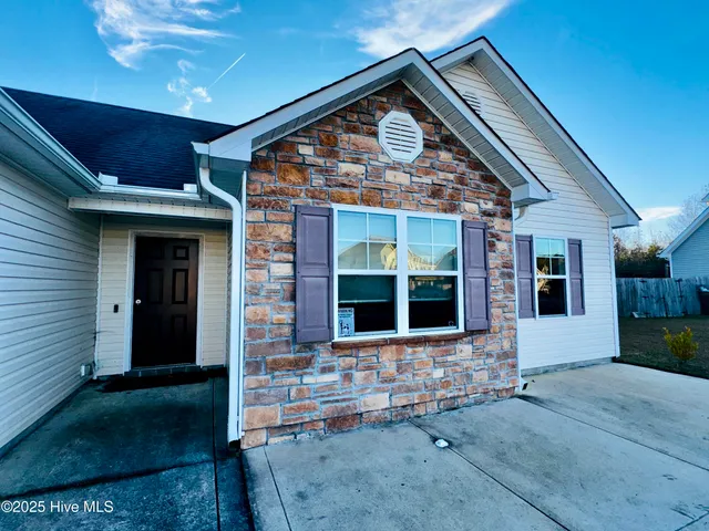 $1,850 | 211 Hidden Oaks Drive, Jacksonville, NC 28546