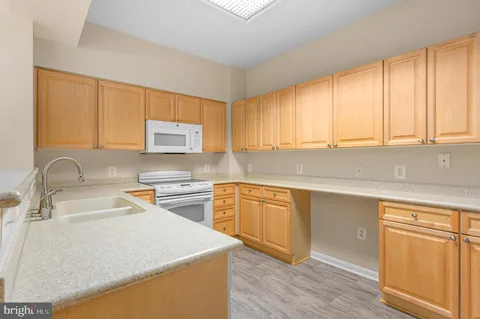 $358,500 | 19355 Cypress Ridge Terrace, Unit 404, Leesburg, VA 20176