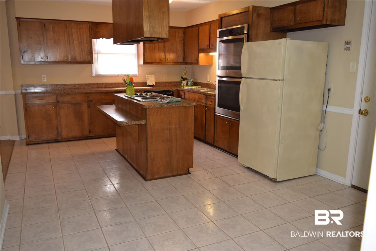 512 Holiday Avenue Mobile, AL 36611 - Photo 4 of 17